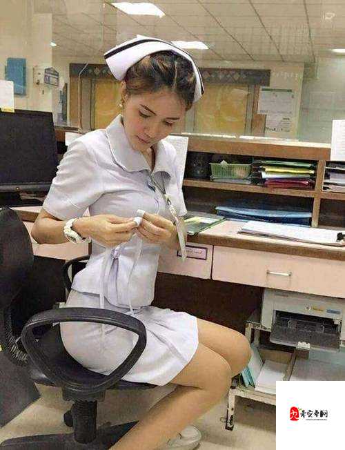 爆乳护士圈粉风暴！高颜值职业背后的职场进化论