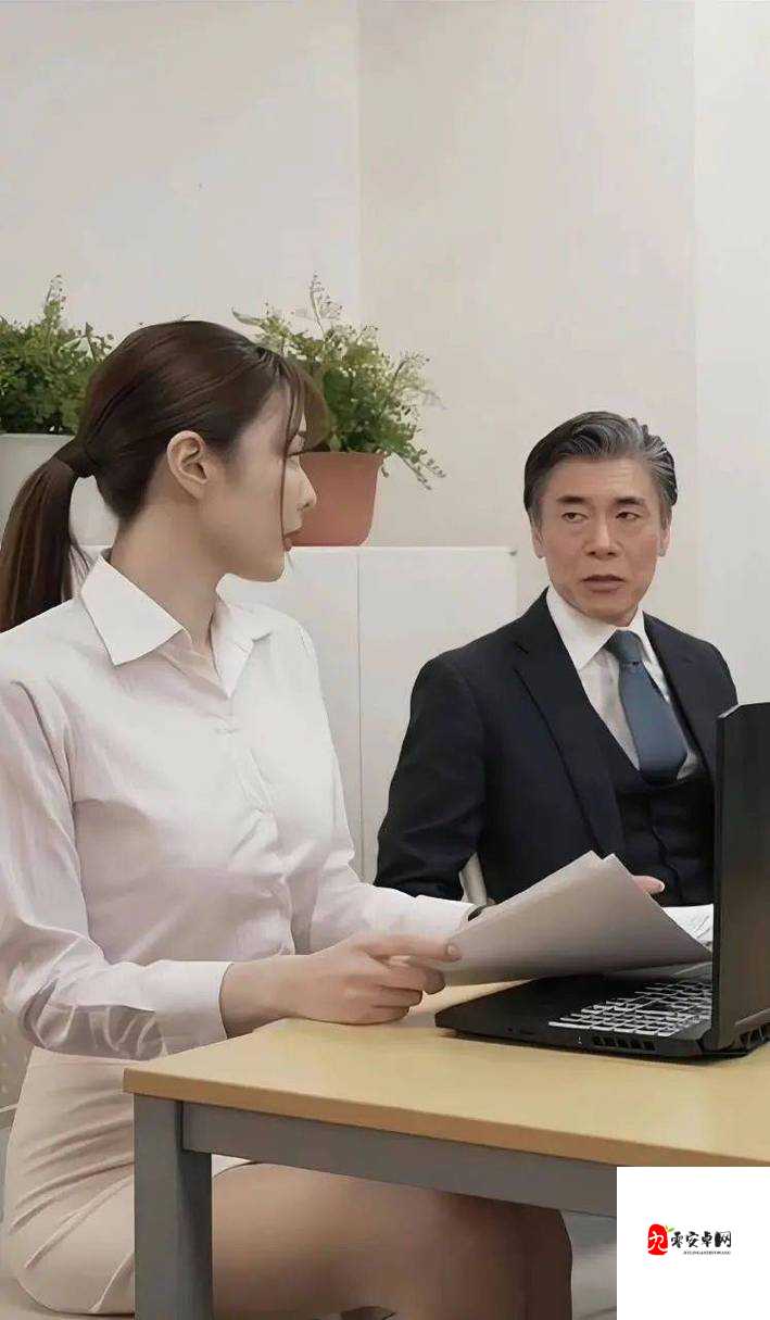 爆乳ペット秘書Hitomi掀起职场革命？她如何用智慧高效重塑现代工作效率